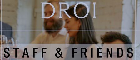 Eine Veranstaltung für Mitarbeiter und Freunde findet am Dienstag, 16. Dezember und Dienstag, 30. Dezember statt. Die Leute clinken mit Gläsern und lächeln.