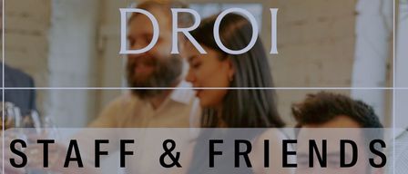 Eine Gruppe von Menschen stoßen mit Weingläsern bei einer Zusammenkunft an. Zwei Daten werden angezeigt: Dienstag, 16. Dezember und Dienstag, 30. Dezember.