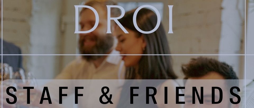 Eine Gruppe von Menschen stoßen mit Weingläsern bei einer Zusammenkunft an. Zwei Daten werden angezeigt: Dienstag, 16. Dezember und Dienstag, 30. Dezember.