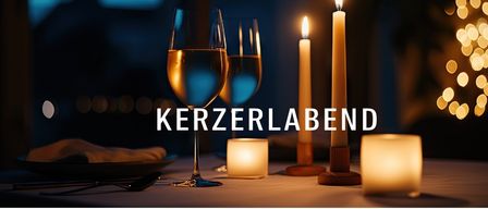 Ein Tisch mit drei brennenden Kerzen und zwei Weingläsern mit Wein, das Wort Kerzerabend erscheint auf dem Bild.