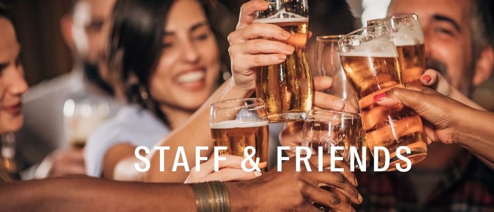 Mehrere Menschen in einer gesellschaftlichen Umgebung heben Biergläser, der Bildtext lautet 'Personal & Freunde'.