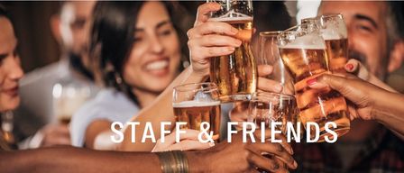 Eine Gruppe von Menschen in einer Bar, die Gläser mit Bier hochhalten, lächeln, mit dem Text Mitarbeiter & Freunde oben.