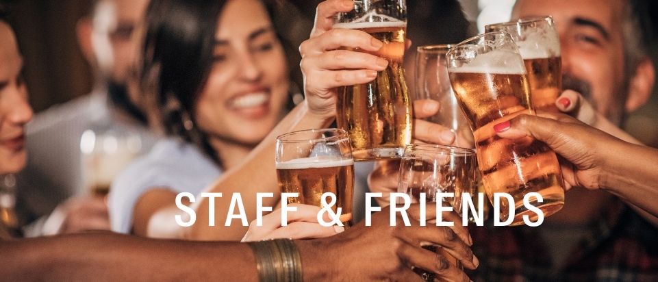 Eine Gruppe von Menschen feiert mit Bier in einer Bar. Sie halten ihre Gläser und stoßen sie aneinander. Die Worte 'Personal & Freunde' sind oben angezeigt.