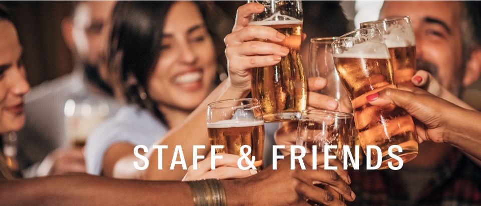 Eine Gruppe von Menschen, die gemeinsam feiern, halten Gläser mit Bier hoch, wobei der Text 'Mitarbeiter & Freunde' sichtbar ist.