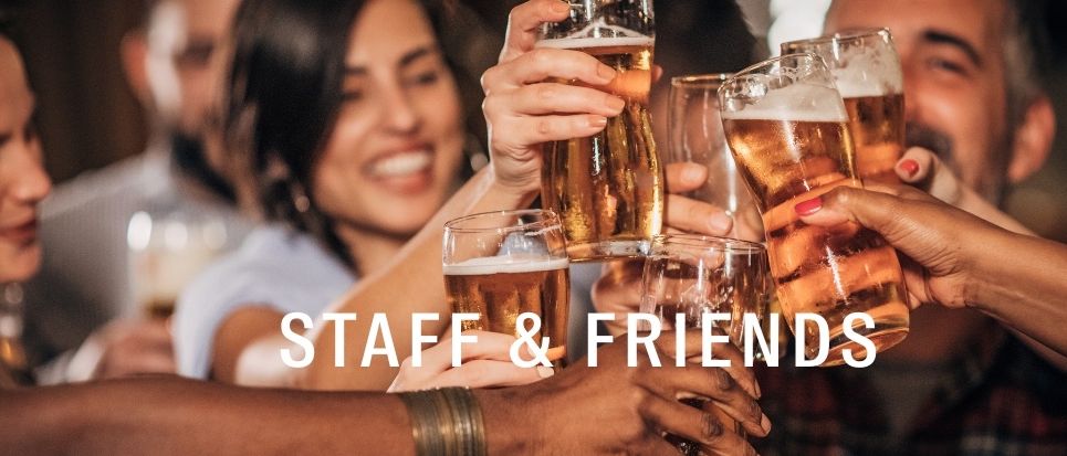 Mehrere Menschen versammeln sich und halten Biergläser in den Händen. Der Text lautet 'Personal & Freunde'.