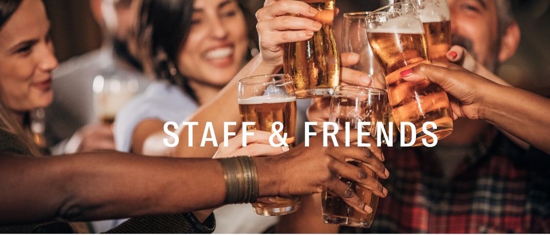 Eine Gruppe von Menschen, die mit Biergläsern anstoßen, lächeln und glücklich aussehen. Sie sind in einer gesellschaftlichen Umgebung versammelt. Das Bild ist mit 'STAFF & FRIENDS' beschriftet.