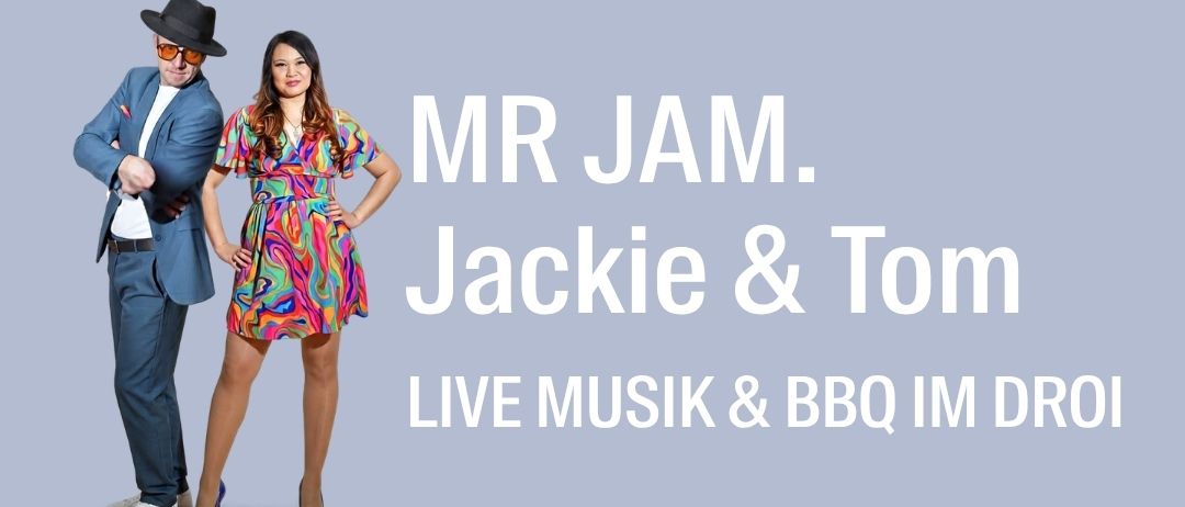 Ein Mann und eine Frau in leuchtenden Farben stehen eng nebeneinander und lächeln für ein Foto. Der Text lautet 'MR JAM. Jackie & Tom LIVE MUSIK & BBQ IM DR0I'.