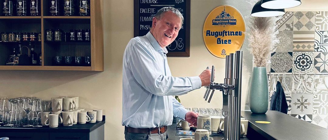 Bild enthält, Adult, Male, Man, Person, Glasses, Indoors, Glove, Sink, Barbershop, Shop