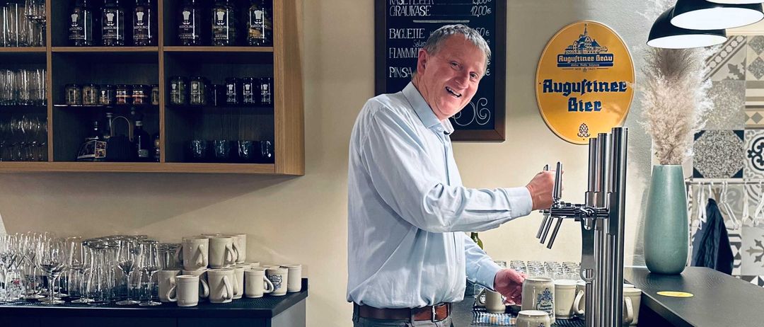 Bild enthält, Adult, Male, Man, Person, Indoors, Glasses, Barbershop, Shop, Sink, Glove