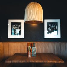 Bild enthält, Dining Table, Furniture, Table, Dining Room, Indoors, Lamp, Interior Design, Tabletop, Perfume