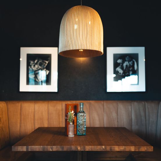 Bild enthält, Dining Table, Furniture, Table, Dining Room, Indoors, Lamp, Interior Design, Tabletop, Perfume