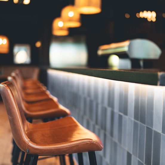 Bild enthält, Furniture, Lamp, Indoors, Restaurant, Chair, Interior Design, Lounge, Cafeteria