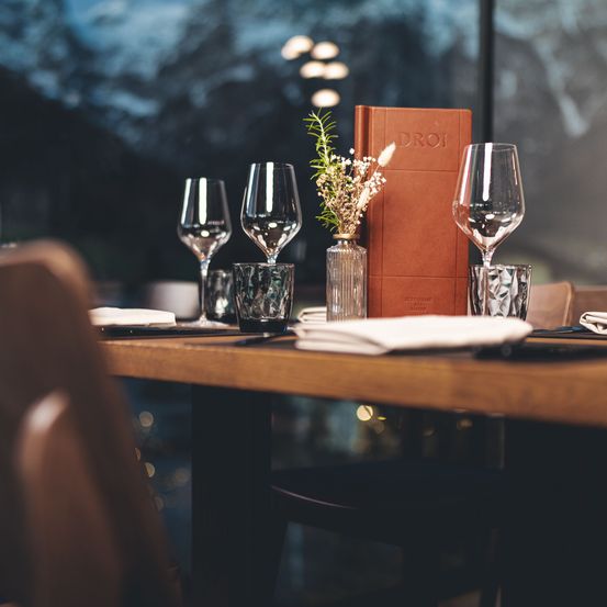 Bild enthält, Nature, Outdoors, Countryside, Rural, Farm, Adult, Female, Person, Woman, Vineyard