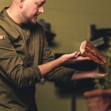 Bild enthält, Glove, Adult, Male, Man, Person, Finger, Face, Portrait, Coat, Baseball Glove