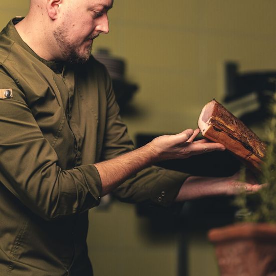 Bild enthält, Glove, Adult, Male, Man, Person, Finger, Face, Portrait, Coat, Baseball Glove