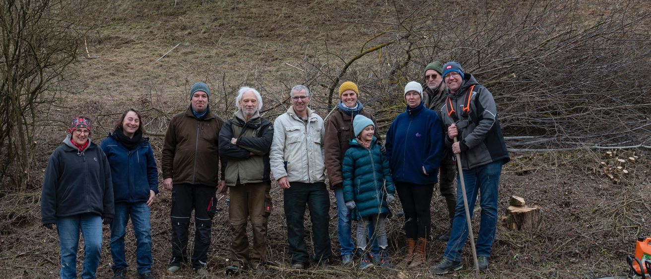 Bild enthält, Soil, Pants, People, Person, Grass, Coat, Jacket, Vegetation, Adult, Man
