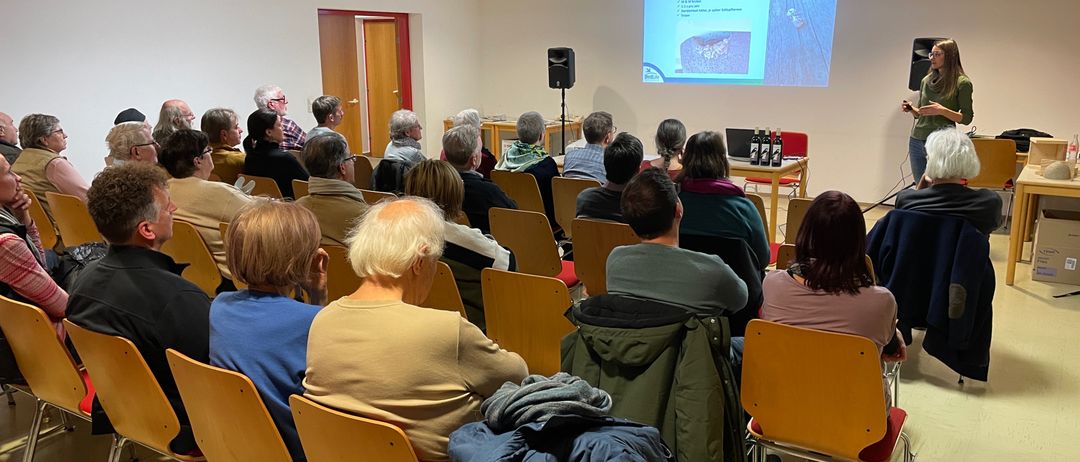 Bild enthält, People, Person, School, Classroom, Indoors, Crowd, Adult, Female, Woman, Lecture