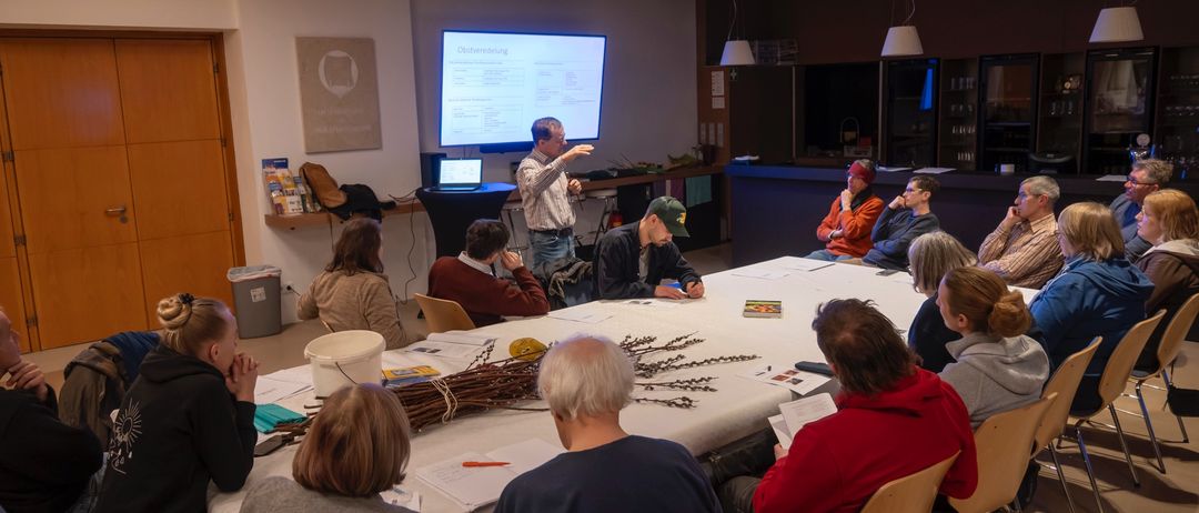 Bild enthält, People, Person, Screen, Crowd, Adult, Male, Man, Classroom, Boy, Child