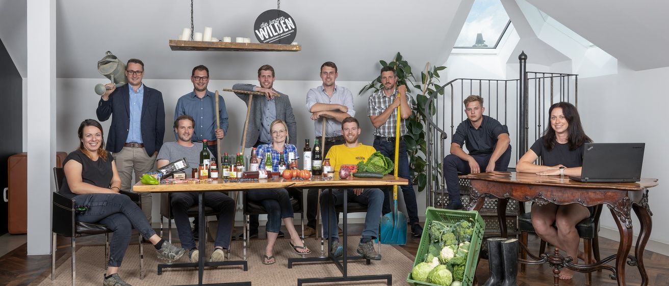 Bild enthält, Groupshot, Person, People, Adult, Female, Woman, Table, Dining Table, Male, Man