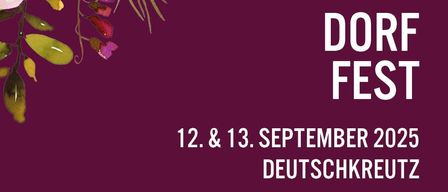 Plakat für Dorf Fest, auf einem kastanienbraunen Hintergrund mit Blumendekorationen. Es zeigt die Daten 12. und 13. September 2025.