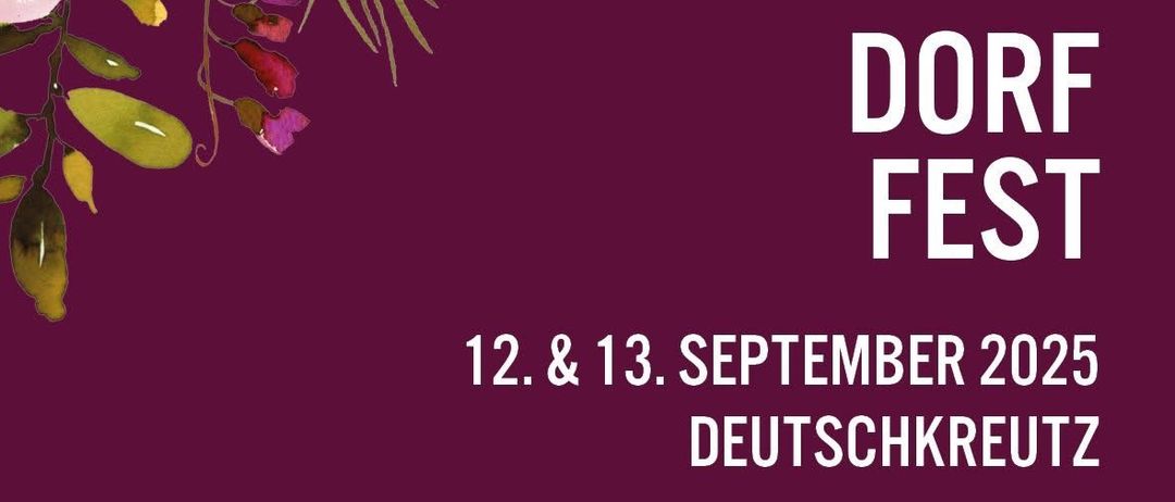 Plakat für Dorf Fest, auf einem kastanienbraunen Hintergrund mit Blumendekorationen. Es zeigt die Daten 12. und 13. September 2025.