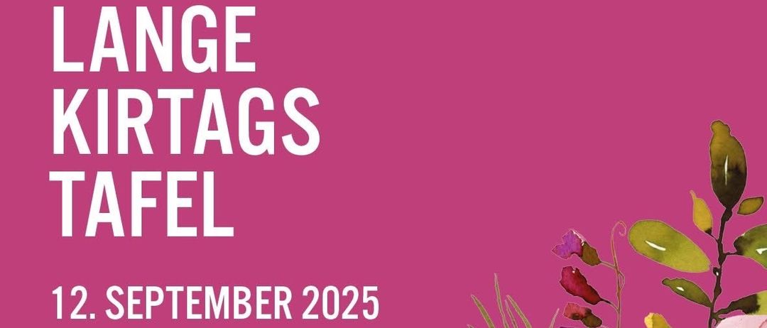 Ein rosa Poster mit einem Blumendesign auf der rechten Seite. Es steht 'LANGE KIRTAGS TAFEL 12. SEPTEMBER 2025 DEUTSCHKREUZ'. Das Design umfasst Blumen, Blätter und eine Feder.