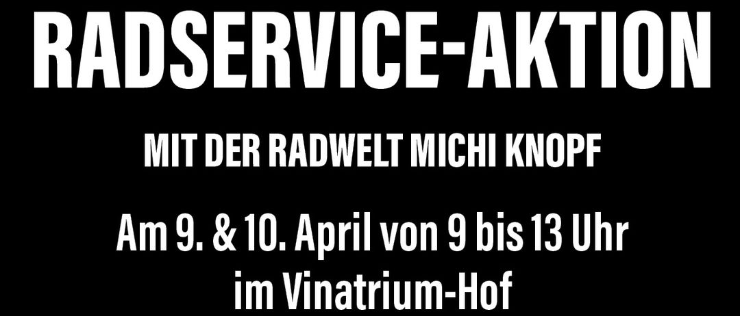 Ein Poster bewirbt eine Fahrradservice-Aktion mit Michi Knopf, die am 9. und 10. April von 9 bis 13 Uhr im Vinatrium-Ho stattfindet. Ein Mann repariert ein Fahrrad.