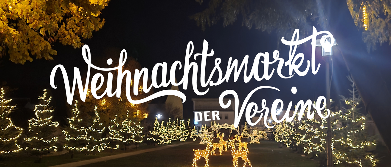 Eine nächtliche Szene mit festlichen Dekorationen, einschließlich Bäumen und leuchtenden Rentieren, ein Schild mit der Aufschrift "Weihnachtsmarkt DER Weihnachtsmarkt" auf der rechten Seite.