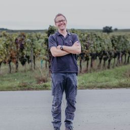 Bild enthält, Nature, Outdoors, Pants, Countryside, Rural, Adult, Male, Man, Person, Farm