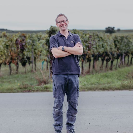 Bild enthält, Nature, Outdoors, Pants, Countryside, Rural, Adult, Male, Man, Person, Farm