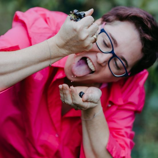 Bild enthält, Finger, Hand, Person, Clothing, Coat, Photography, Glasses, Face, Portrait, Jacket