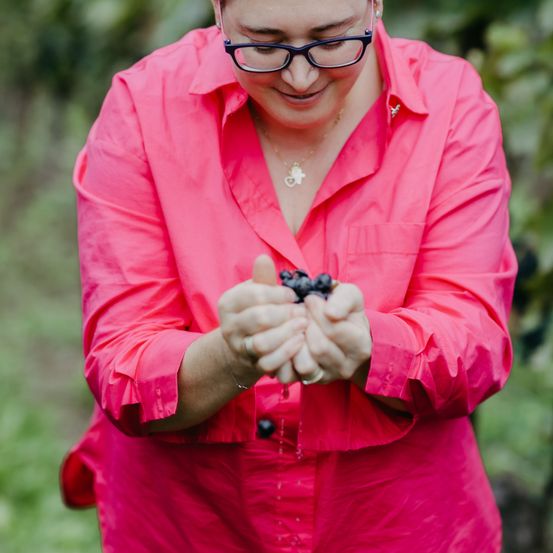 Bild enthält, Finger, Hand, Person, Coat, Photography, Adult, Male, Man, Jacket, Accessories