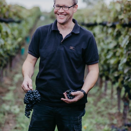 Bild enthält, Adult, Male, Man, Person, Nature, Outdoors, Fruit, Jeans, Countryside, Berry