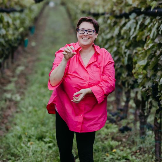 Bild enthält, Coat, Nature, Outdoors, Countryside, Person, Jacket, Rural, Farm, Smile, Vineyard