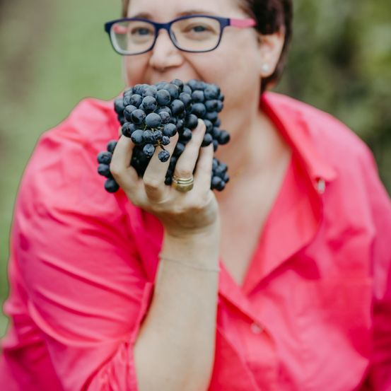 Bild enthält, Berry, Food, Fruit, Finger, Hand, Person, Glasses, Face, Head, Eating