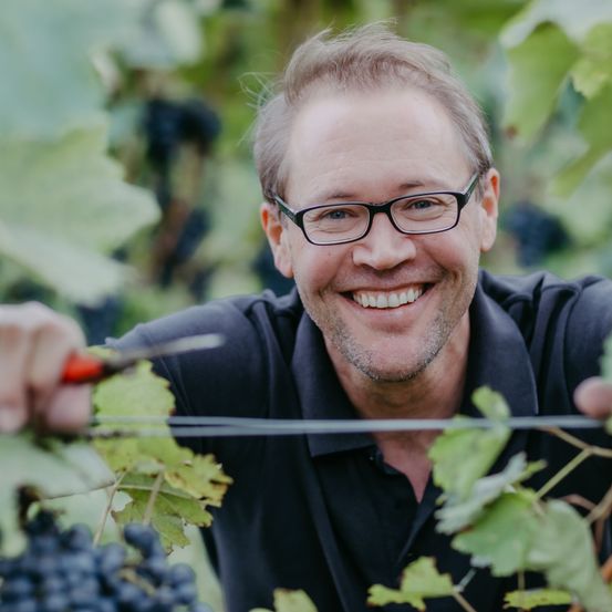 Bild enthält, Face, Person, Smile, Adult, Male, Man, Outdoors, Nature, Glasses, Finger