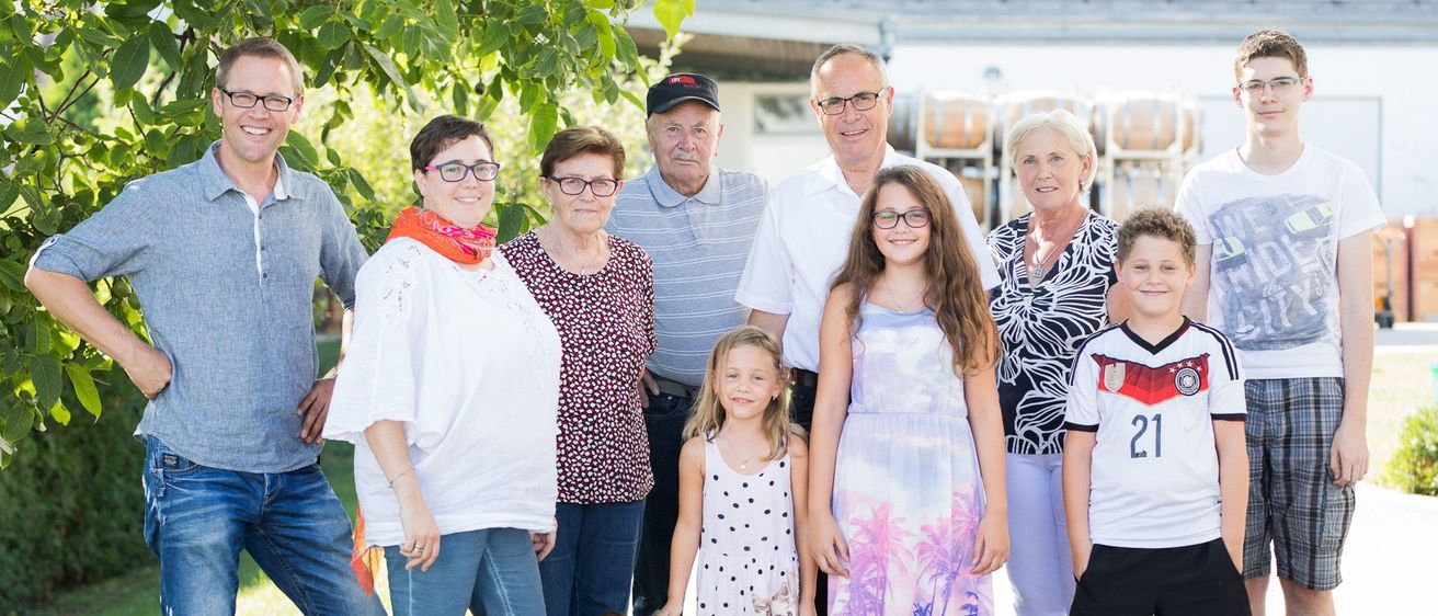Bild enthält, People, Person, Pants, Boy, Male, Teen, Portrait, Jeans, Shorts, Man