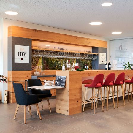 Bild enthält, Indoors, Interior Design, Restaurant, Chair, Furniture, Table, Cafeteria, Dining Table, Wood, Dining Room