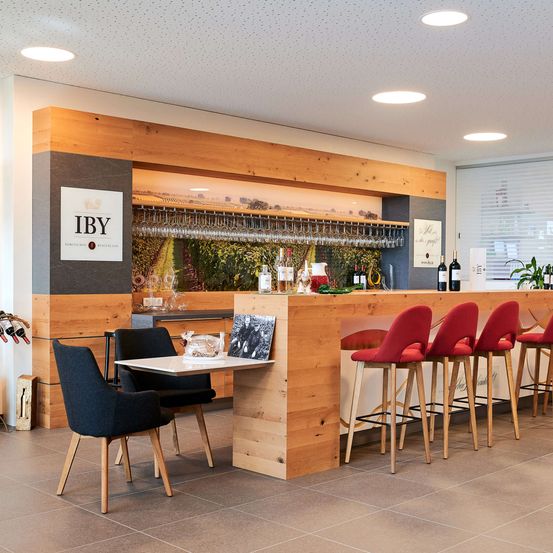 Bild enthält, Indoors, Interior Design, Restaurant, Chair, Furniture, Table, Cafeteria, Dining Table, Wood, Dining Room