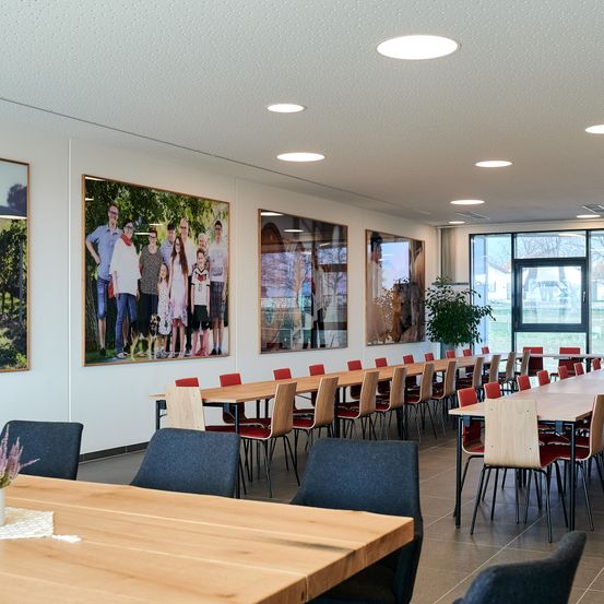 Bild enthält, Cafeteria, Indoors, Restaurant, Person, Cafe, Building, Interior Design, Chair, Plant, Dining Room