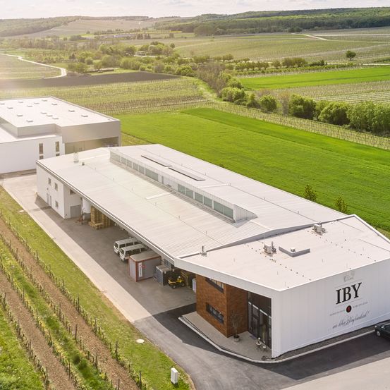 Bild enthält, Outdoors, Architecture, Building, Nature, Countryside, Aerial View, Rural, Farm, Car, Wheel