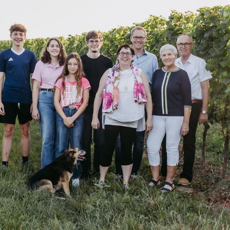 Bild enthält, Nature, Outdoors, Countryside, Rural, Farm, Person, Shorts, Boy, Male, Teen