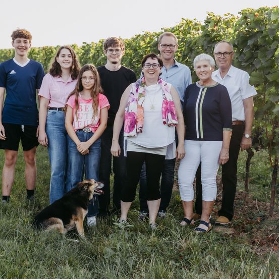 Bild enthält, Nature, Outdoors, Countryside, Rural, Farm, Person, Shorts, Boy, Male, Teen