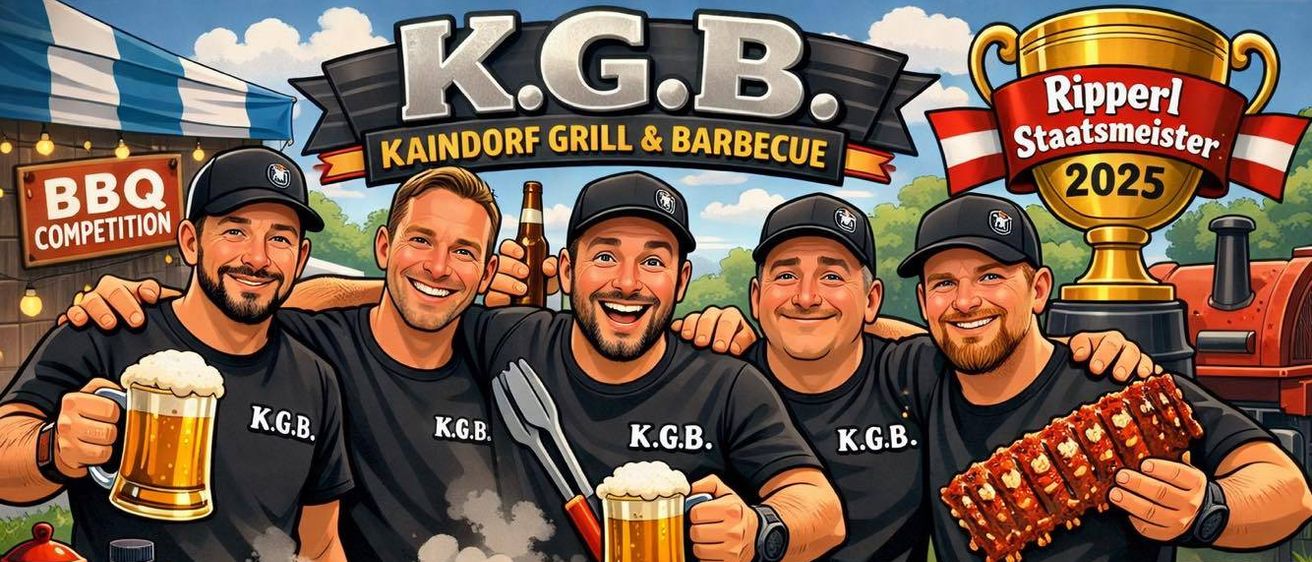 Fünf Männer in schwarzen T-Shirts mit KGB-Text stehen lächelnd um einen Grill, einer hält ein Bier und Würste auf dem Grill. Dahinter ist ein Pokal zu sehen.