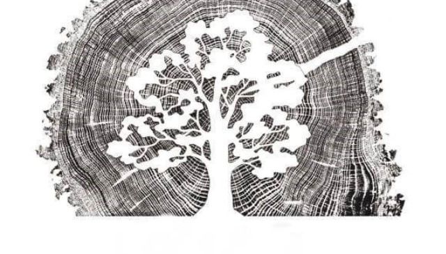 Eine Schwarz-Weiß-Illustration eines Baumquerschnitts mit Ringen und einer Baumsilhouette in der Mitte.