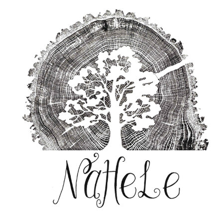 Ein Logo eines Baumes mit dem Wort 'Naftele' in Schwarz und Weiß.