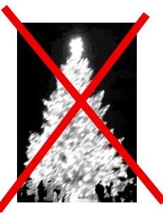 Ein großer, hell erleuchteter Weihnachtsbaum ist mit einem roten X durchgestrichen. Er wird von Menschen umringt, die den Baum zu bewundern scheinen.