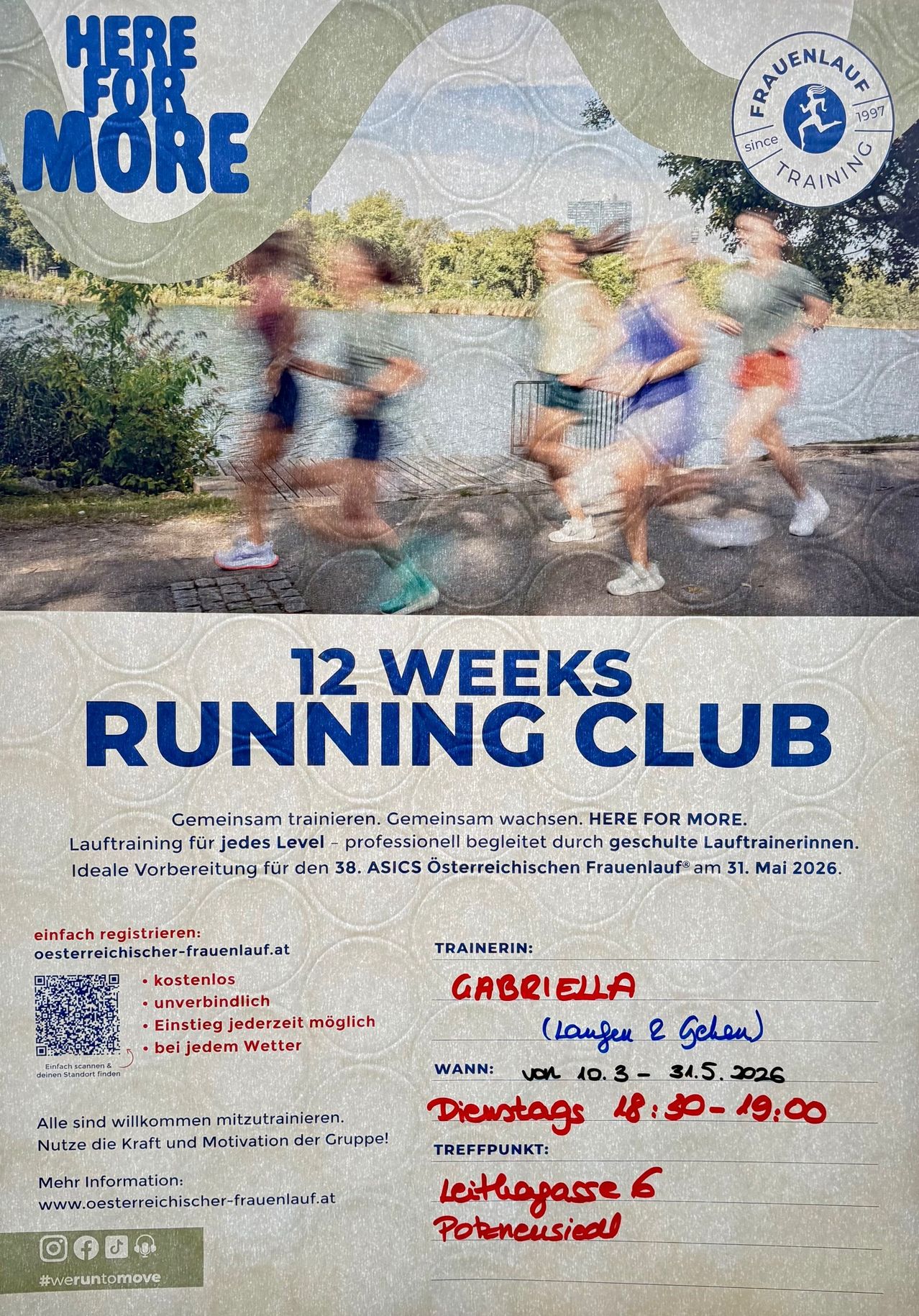 Ein Plakat bewirbt einen Laufclub. Es zeigt vier verschwommene Figuren, die auf einem Pfad in der Nähe eines Gewässers laufen. Der Text hebt ein 12-Wochen-Programm, kostenlose Registrierung und professionelle weibliche Trainer hervor.