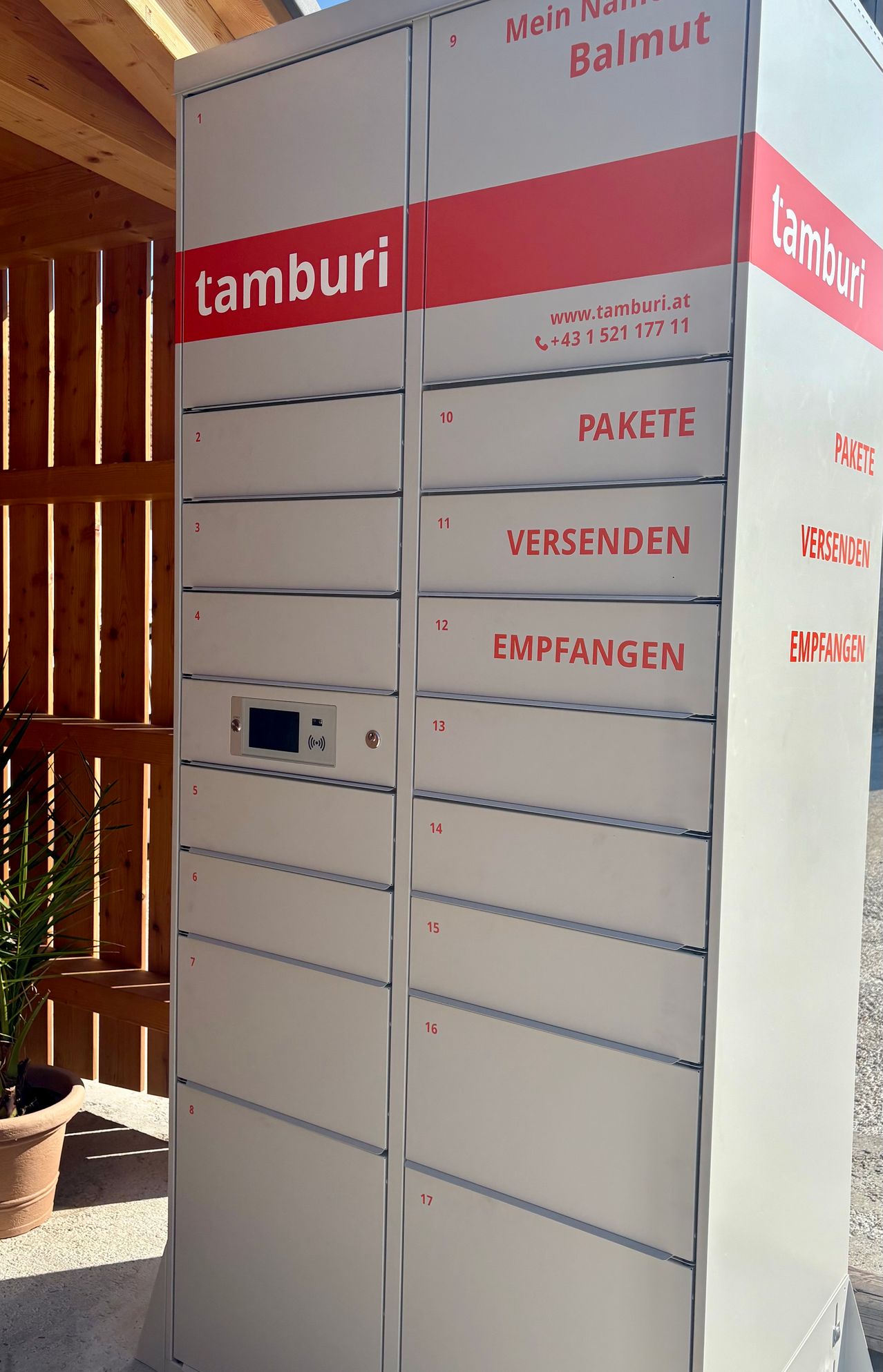 Eine Reihe von nummerierten Fächern mit Bezeichnungen wie 'Pakete', 'Versenden' und 'Empfangen', möglicherweise für Paketlagerung.