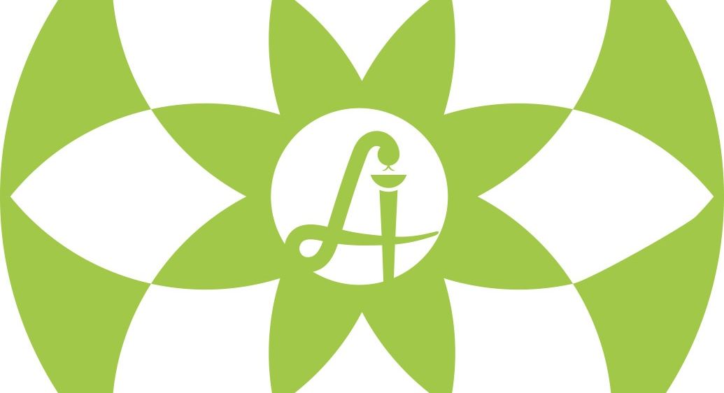 Ein grünes kreisförmiges Logo mit weißen Blütenblättern und einem Kerzenlogo in der Mitte.